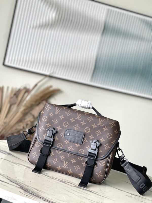 LV Trail Messenger Monogram Macassar